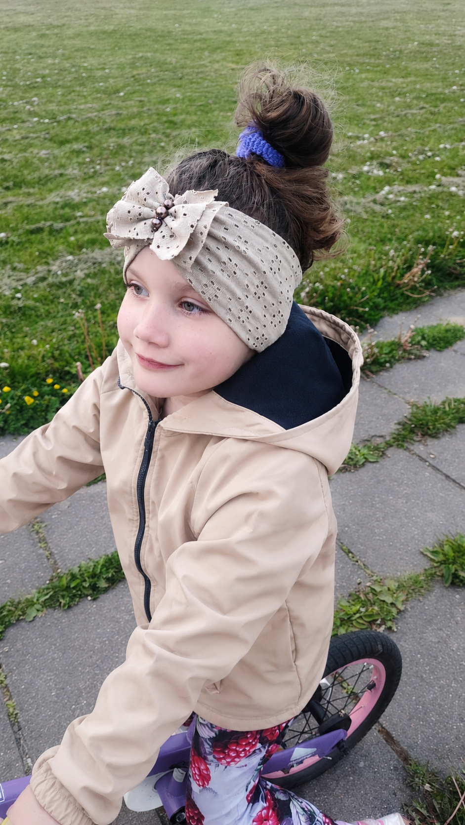 Ažūrinė galvajuostė su karoliais